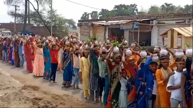 श्री श्री १०८ लक्ष्मी नारायण महायज्ञ को लेकर रथ, घोड़े, बैंड बाजे के साथ निकली गई भव्य कलश शोभायात्रा