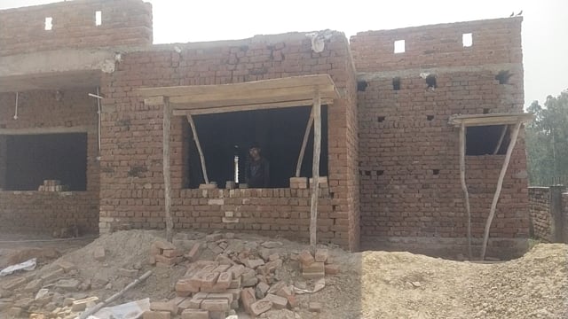 प्रतापगढ़ जिले के कुंडा तहसील के रैयापुर ग्रामसभा में बन रही पी एच सी में घटिया ईंट से किया जा रहा निर्माण जिम्मेदार मौन,