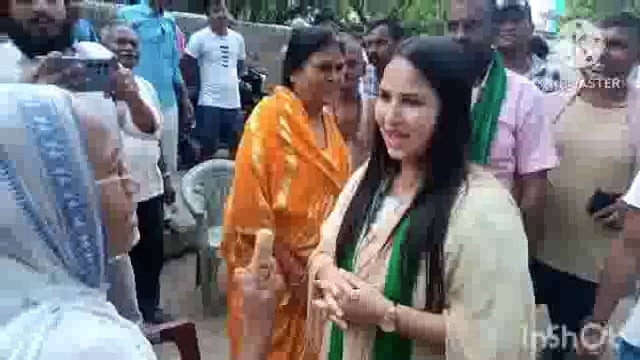 कुमारी अनिता के पक्ष में वोट को लेकर अर्चना कुमारी पहुंची सूर्यगढ़ा विधानसभा क्षेत्र के नया टोला जकरपुरा गांव।