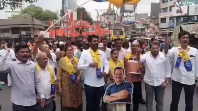 अरविंद केजरीवाल यांना जेल मधुन जामिनावर सुटका केल्यानंतर कोल्हापूर मधील छत्रपती शिवाजी चौकात साखर वाटण्यात आली 