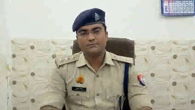  थाना क्षेत्र कटरा के ग्राम हीरपुर का एक व्यक्ति जो घर से पशु चराने निकला था  का शव पेड़ से लटका मिला 