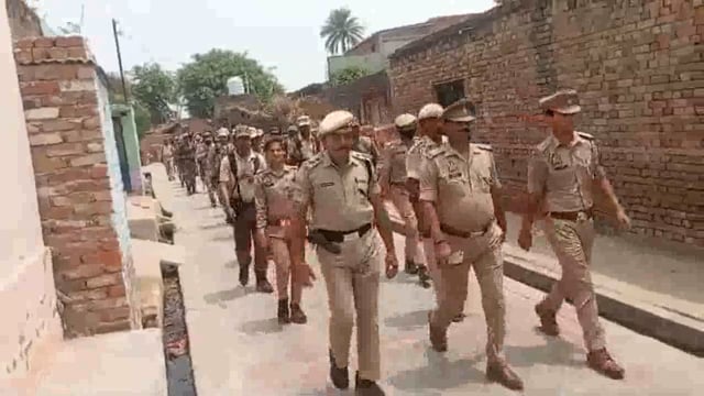 2024 के चुनाव को मध्य नजर रखते हुए प्रशासन ने अति संवेदनशील भूतों पर किया फ्लेग मार्च 