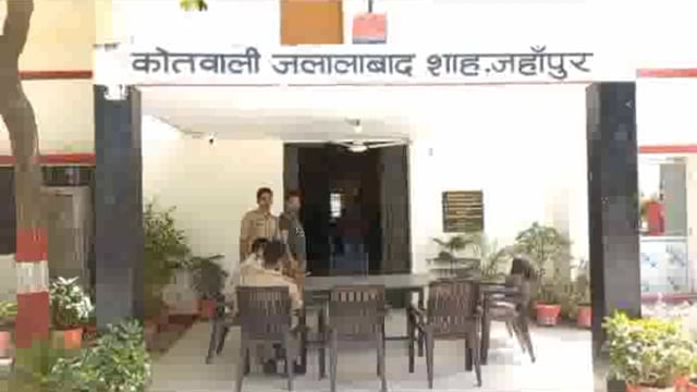 पति ने अपनी ही पत्नी को बेहरमी से कमरे में लगे सीलिंग फैन में लटकाकर पीटा और जान से मारने कोशिश की शरीर मे गम्भीर चोटे