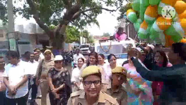 महिलाओं ने पिंक स्कूटी रैली निकाल कर किया जागरूक एडीएम प्रशासन ने गुब्बारे उड़ाकर रैली का किया शुभारंभ