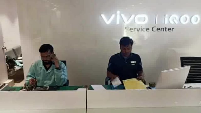 वीवो सर्विस सेंटर संचालक को ग्राहक ने पिस्तौल दिखाकर हड़काया वीडियो हुआ वायरल