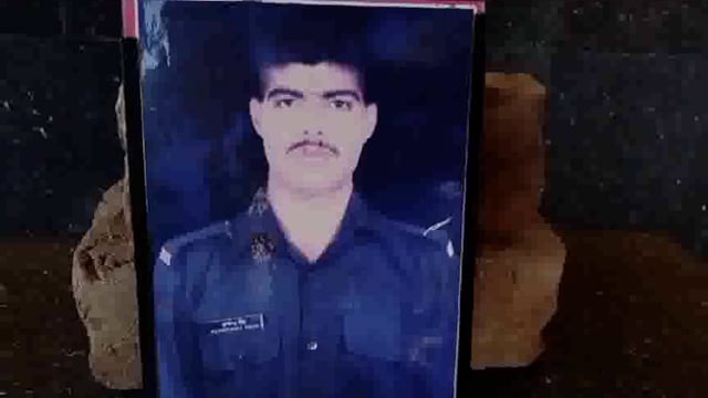 शहीद स्मारक की काटी बिजली परिवार ने नाराजगी जताई जिलाधिकारी के आदेश पर लगाई गई थी बिजली