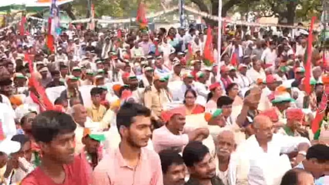 Raebareli Jile Mein Rahul Gandhi Ek raili Ko sambodhit kar rahe the unhone Kaha Pradhanmantri ki salary Dedh lakh Hai Di Din Mein teen bar suit change karte hain Lakhon rupaye ke mahine Mein 90 suit pehnate Hain yah Lakhon ke Suit Boot Kaun khareed raha hai