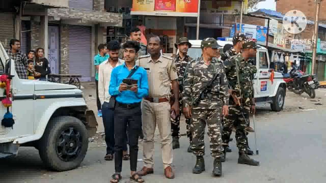 पुलिस ने बहुआरा के घने जंगल में छापेमारी कर 700 लीटर महुआ शराब के साथ एक बाइक समेत दो लोगों को किया गिरफ्तार भेजा जेल