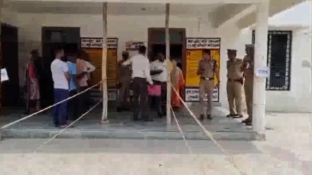 लोकसभा निर्वाचन में आज 53.56 प्रतिशत मतदान हुआ,वहीं लोकसभा शाहजहांपुर के कई बूथों पर लोगों ने मतदान का बहिष्कार भी किया