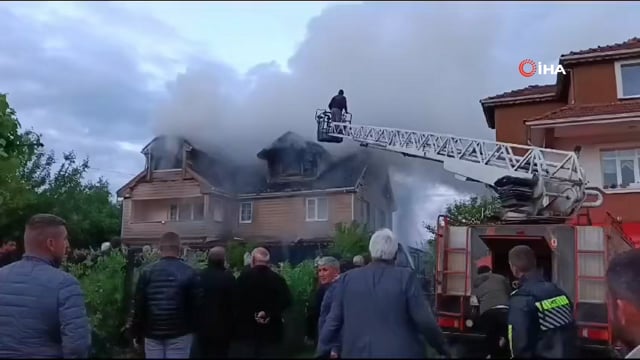 Dubleks evin çatısında çıkan yangın köylüleri seferber etti