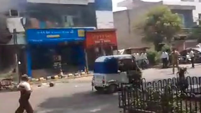 कमला नगर के एक शोरूम में लगी आग डी कोड नाम के शोरूम में लगी आग भीषण आग लगने से अपना तफरी