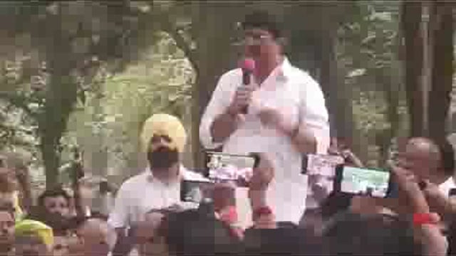 Kunda Raja Bhaiya ne apne beti Mahal Mein Apne samarthakon ke sath Kaha Jisko Jahan voting karna ho vahan Karen