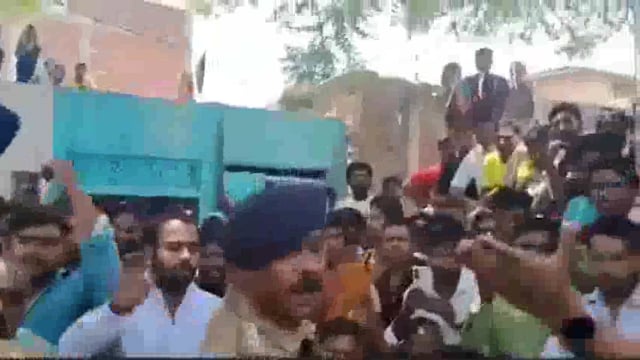 विधायक ने IPS को कहा जाइए यहां से अकड़ मत दिखाइए
कानपुर में पुलिस के दुर्व्यहार से कुछ दिनो पहले एक सब्जीवाले ने खुदकुशी कर लिया। बिठूर से विधायक अभिजीत सिंह सांगा ने घटनास्थल पर पुलिस को बुलाया था।