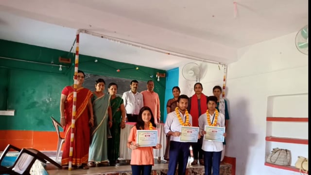 कन्या मध्य विद्यालय चांदन के तीन सफल छात्र छात्राओं को बैज और प्रशस्ति-पत्र देकर किया सम्मानित 