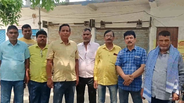 राशन कार्ड में नामित लाभुकों का ई-केवाईसी कराने को लेकर प्रखंड आपूर्ति पदाधिकारी ने डीलरों के साथ की बैठक