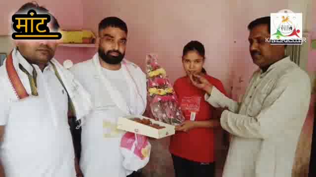 मांट। सीबीएसई बोर्ड से इंटरमीडिएट में छात्रा तनु के सफलता प्राप्त करने पर छात्रा को बधाई देने वालों का लगा तांता।