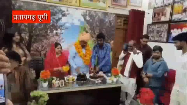 प्रतापगढ़  प्रमोद तिवारी यूथ ब्रिगेड के विधानसभा अध्यक्ष प्रियम मिश्र ने मनाया लालगंज के चेयरमैन का जन्मदिन 