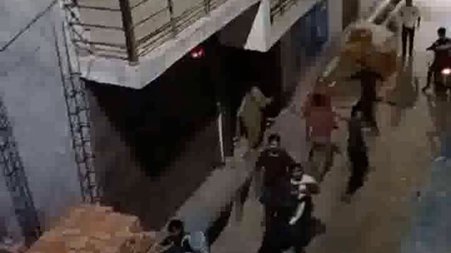 मथुरा के सरोज बिहार बालाजीपुरम में दबंगों ने पुलिसकर्मी के मकान पर बरसाई ईट पत्थर वीडियो वायरल