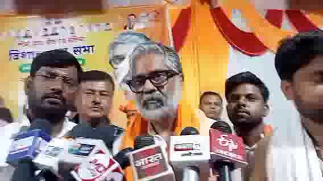 बैरिया:विशाल जन सभा मे उमड़ी लोगों को भीड़,सांसद नीरज शेखर ने कहा कि कांग्रेस ने अपने कार्यकाल में नही किया देश का विकास