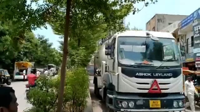 देगलूर रोडवर दुभाजकात लावलेल्या झाडाच्या फांद्या कट कराव्यात,बहुजन विकास अभियानाची मागणी