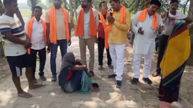 प्रधान नगवा स्वामीनाथ सिंह दर्जनों कार्यकर्ताओं के साथ क्षेत्र में घर-घर किया जनसंपर्क, राजा भैया के लिए मांगा वोट