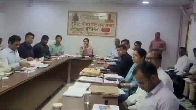  मंडलायुक्त रितु माहेश्वरी ने मथुरा वृंदावन विकास प्राधिकरण और नगर निगम द्वारा कराई गई विकास कार्यों की समीक्षा की