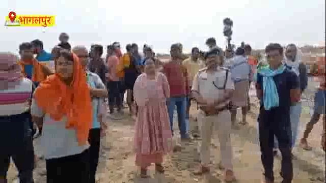 आजकल हर कोई मोबाइल पर रिल्स बना कर पैसा कमाना चाहता है। रिल्स बनाने के चकर में आधा दर्जन   लड़का लड़की गंगा नदी में डूबे