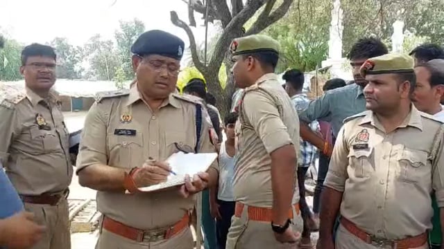 खेत का मेड़ काटने के विवाद में युवक की गोली मारकर हत्या, पड़ोसी पर आरोप 

मौके पर एएसपी सीओ मौजूद