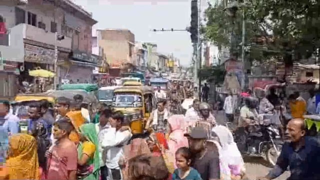 मथुरा में बिजली पानी की समस्या को लेकर मची त्राहित्राहि सड़क पर उतरे लोग