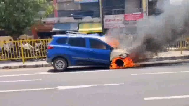 कार बनी आग का गोला ब मुश्किल दो लोगों ने अपनी जान बचाई