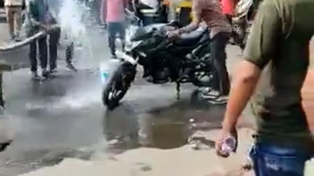 आगरा शहर में गर्मी का टेंपरेचर इस तरीके से बढ़ रहा है अपनी बाइक कार या कोई भी वहां धूप में ज्यादा देर तक न खड़ा करें इस 