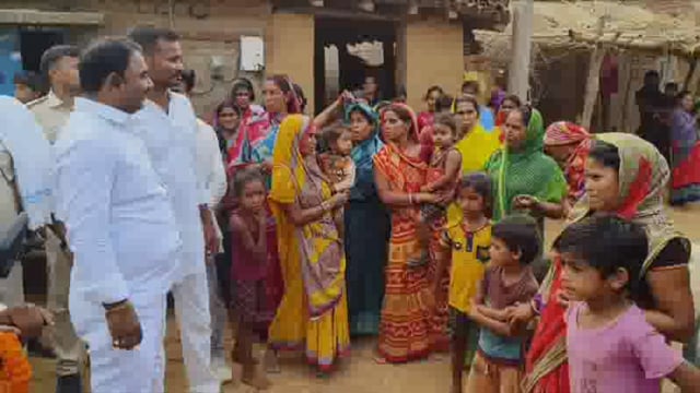 बेलहर विधायक मनोज यादव ने क्षेत्रीय भ्रमण कर लोगों की पेयजल सड़क पुल पुलिया शीघ्र निदान करने का दिया भरोसा