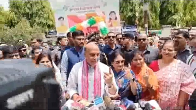 Bahraich : रक्षा मंत्री और लखनऊ के प्रत्याशी राजनाथ सिंह ने सपरिवार डाला वोट