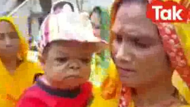 Jhansi jila mein 24 sal ke yuvak ne apni Man Ki God Mein rahakar Gaya vote dalne video viral