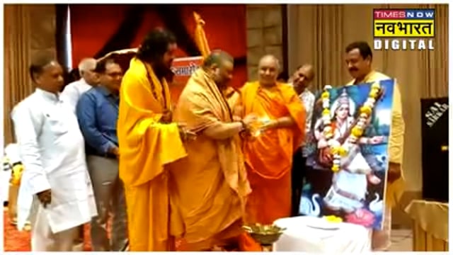 IAS Adhikari niyaj Khan Ne brahmanon per likhi apni Ek pustak Brahman the Great Kashi maha call mandir mein kiya