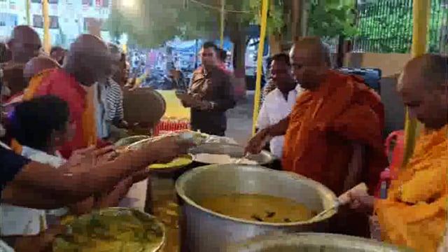 कालचक्र मैदान के पास स्टॉल लगाकर 500 से अधिक बौद्ध श्रद्धालुओं को कराया गया निःशुल्क भोजन 