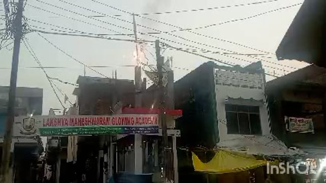 जर्जर विद्युत तारों से आए दिन होती है स्पा र्किंग, बना रहता है जान माल का खतरा बाजारवासियों में भारी आक्रोश