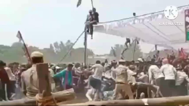 लालगंज खेरवा क्षेत्र में अखिलेश के सभा कार्यक्रम में मची भगदड़ बेकाबू भीड़ ने बैरीकैट को तोड़ा पुलिस ने किया लाठी चार्ज