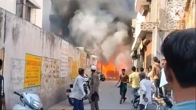 आगरा शहर की सिंधी बाजार कपड़े की मार्केट में लगी भीषण आग दोनों साइड लगी आग लाखों का सामान जलकर हुआ खाक