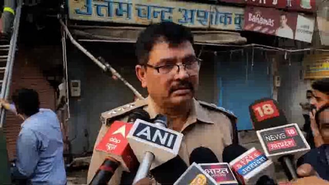 आगरा सिंधी बाजार में भीषण आग लगने के बाद फायर ब्रिगेड की अधिकारी सी एफ ओ  डीके सिंह की वाइट