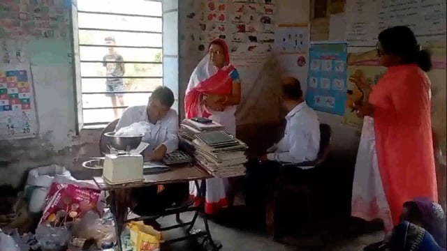 आंगनबाड़ी केंद्र पर टी एच आर वितरण का पदाधिकारी ने की जांच, दिए कई आवश्यक दिशा निर्देश