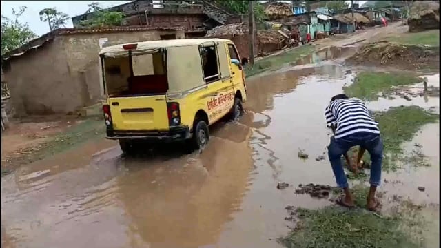 स्थानीय सांसद विधायक के झूठे आश्वासन से ठगे ग्रामीण सड़क पर बने गड्ढे में जमा पानी के सड़ांध में जीने को हुए मजबूर