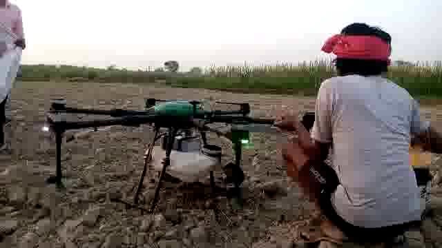 प्रगति के पथ पर अग्रसर होता किसान: सोनई क्षेत्र में पहली बार ड्रोन ने फसलों पर किया कीटनाशक दवा का छिड़काव 