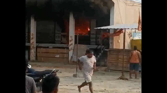 Bahraich : बहराइच महसी राजी चौराहा से बड़ी खबर निकलकर सामने आ रही है मोबाइल की दुकान में लगी आग 