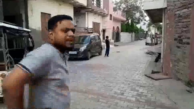 कृष्णा नगर पुलिस चौकी क्षेत्र से दिनदहाड़े बाइक ले उड़े बदमाश घटना सीसीटीवी में कैद