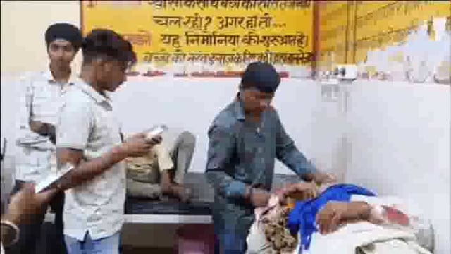 पुवाया नगर के समीप आनियंत्रित होकर टेंपू बिजली के खंभे से टकराया एक व्यक्ति हुआ घायल