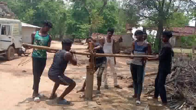 भीषण गर्मी को देखते हुए जिला प्रशासन ने युद्ध स्तर पर पेयजल संकट दूर करने का विशेष अभियान चला रखें है