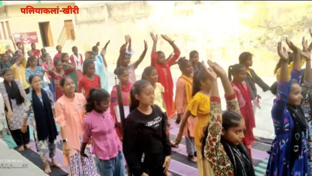 ग्रीष्मकालीन शिविर के चौथे दिन छात्राओं को सिखाया गया योग