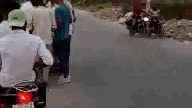 *सम्मनपुर थाना क्षेत्र के अंतर्गत बरियावन बाजार में सेल्समेन द्वारा खुले आम बेचा जा रहा देसी शराब उड़ाई जा रही आचार संहिता की धज्जियां जिला अधिकारी के आदेशों को दिखा रहे  ठेंगा*