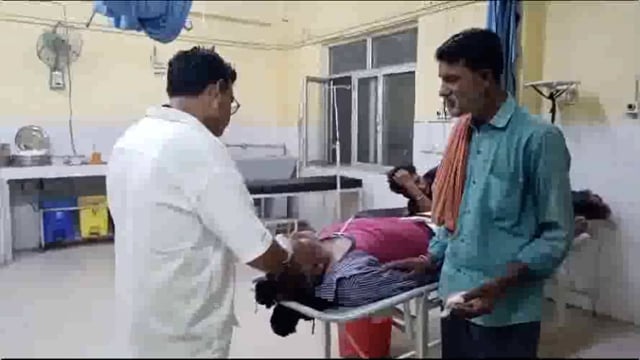 पुरानी रंजिश के चलते दबंगों ने दो लोगों को बेरहमी से पिटा